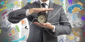 Líder analisando painel de processos e cronogramas em ambiente corporativo moderno