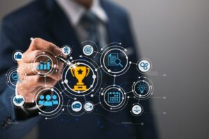 Equipe de gestão analisando painel de indicadores de qualidade e fluxos de processos empresariais