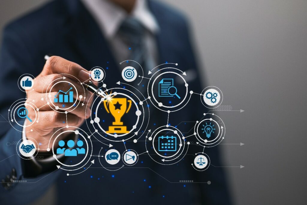 Equipe de gestão analisando painel de indicadores de qualidade e fluxos de processos empresariais