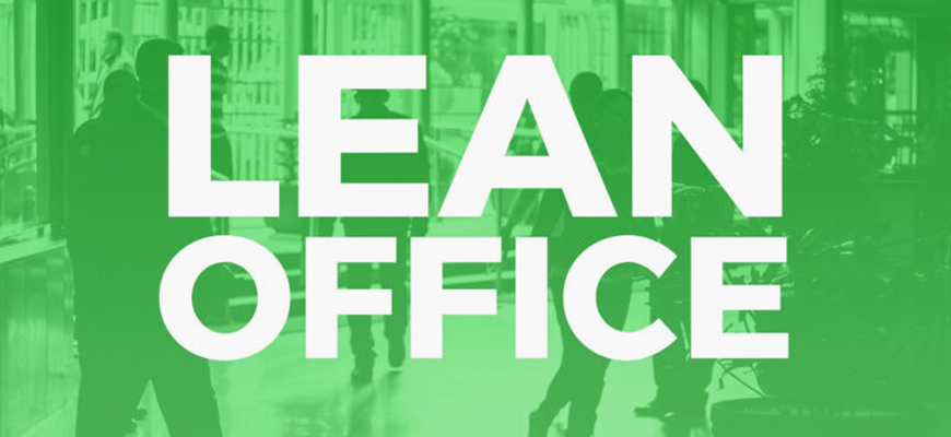 Equipe em escritório moderno analisando fluxo de processos administrativos em quadro kanban digital