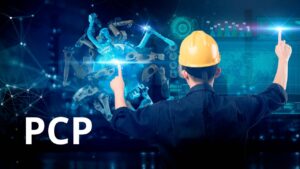 Gestor em mezanino observa painel digital de PCP sobre o chão de fábrica