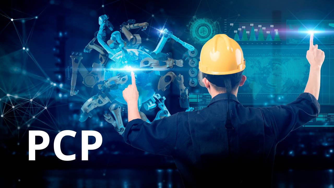 Gestor em mezanino observa painel digital de PCP sobre o chão de fábrica